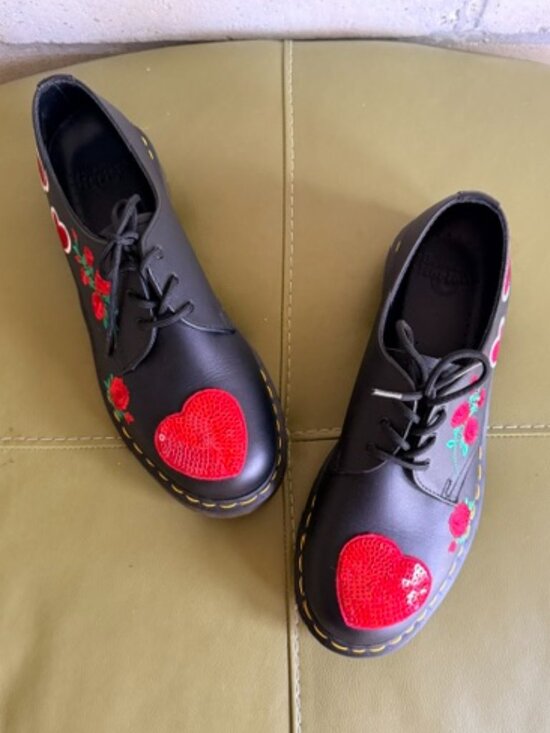 Dr. Martens Shoes - Dr. Martens 1461 black oxford red hearts and roses size US W 11 / UK 9 VGUC